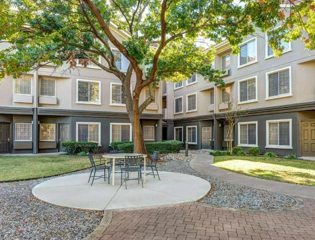 La Quinta Inn & Suites by Wyndham Dallas DFW Airport North hotel detail image 4