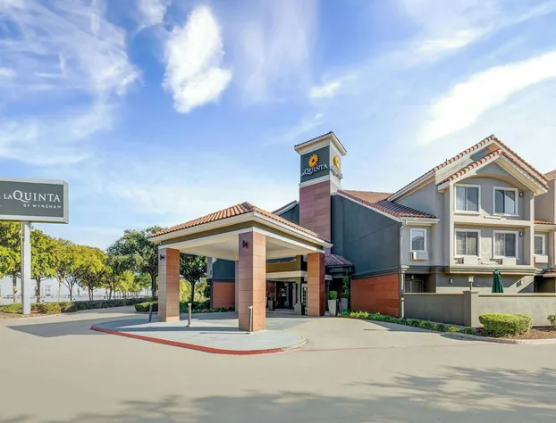 La Quinta Inn & Suites by Wyndham Dallas DFW Airport North hotel detail image 4