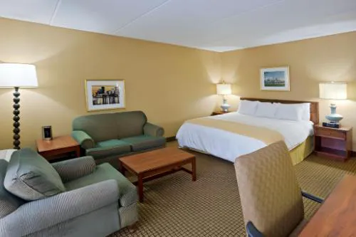 Hotel RL Cleveland Airport West hotel detail image 4