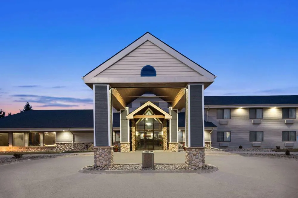 AmericInn by Wyndham Stuart hotel hero