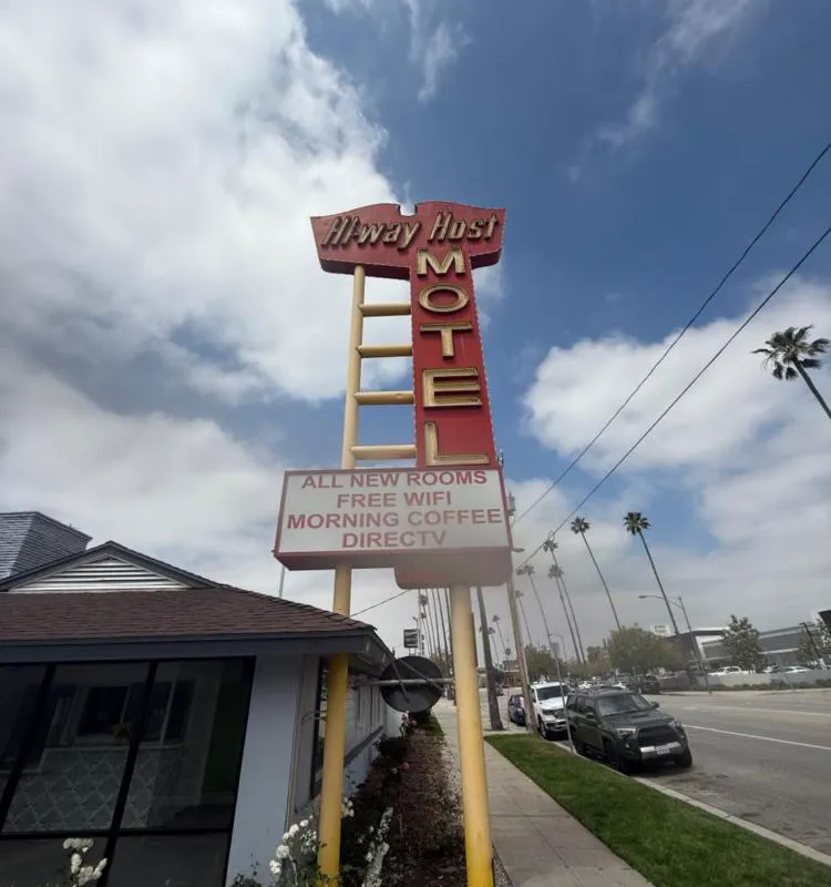 Hi-Way Host Motel hotel hero