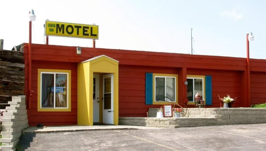 Earth Inn Motel hotel hero