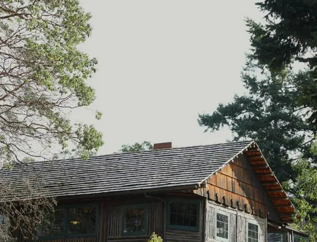 Captain Whidbey hotel detail image 3