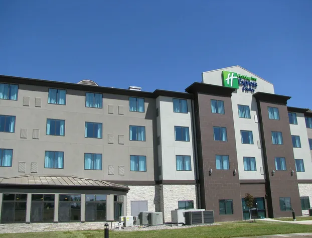 Holiday Inn Express and Suites Kansas City Airport by IHG hotel detail image 2