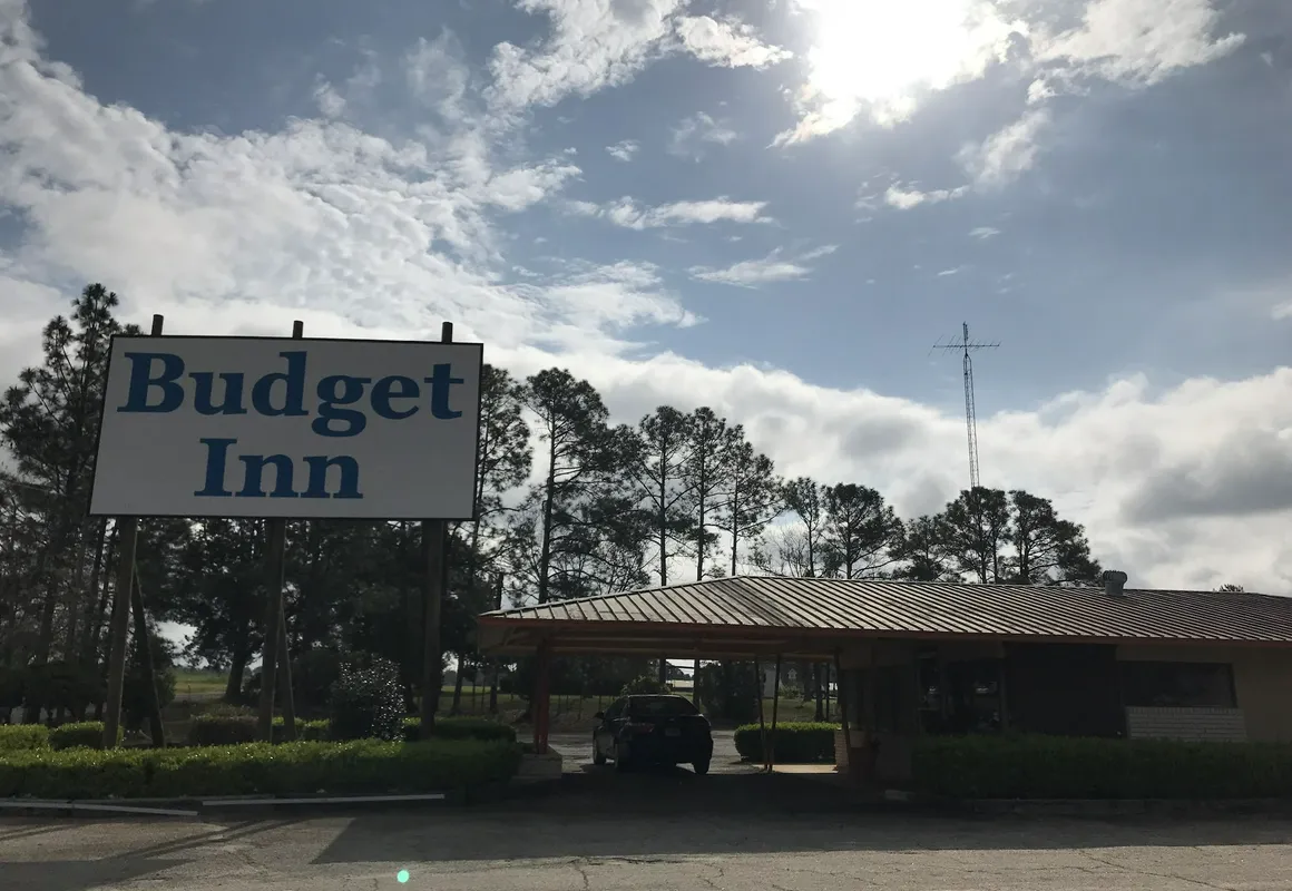 Budget Lakeview Inn hotel hero