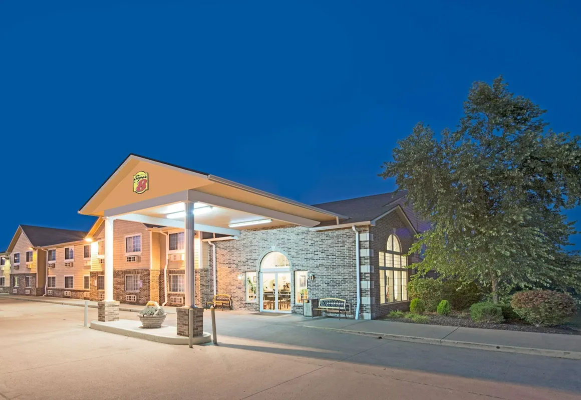 Super 8 by Wyndham Richmond hotel hero