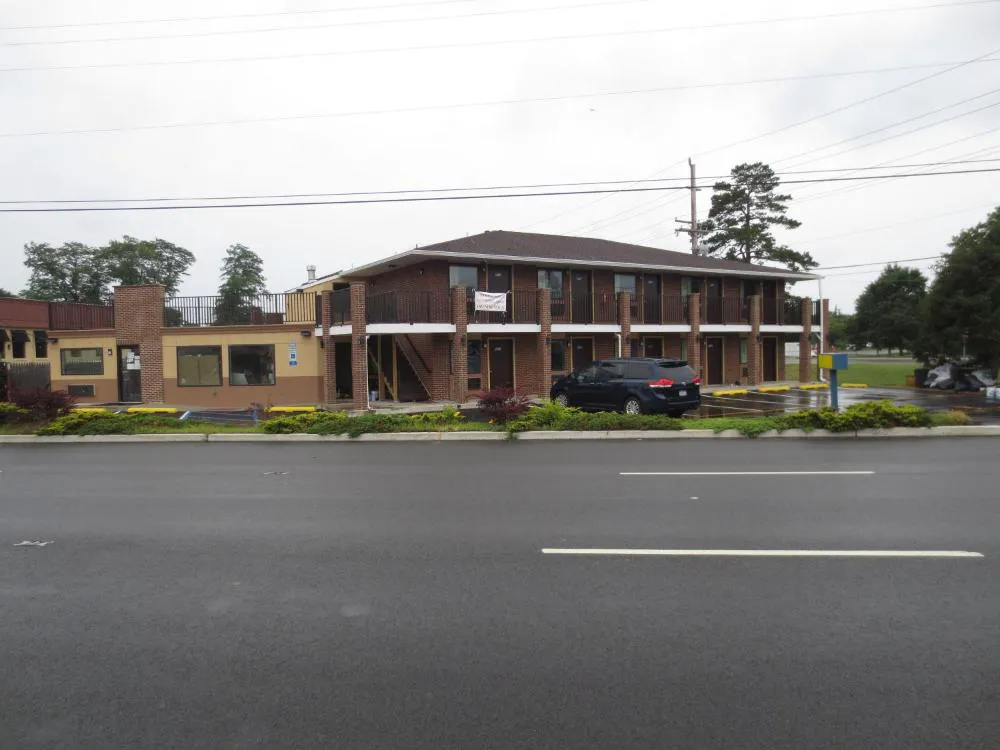 Brick Motor Inn hotel hero