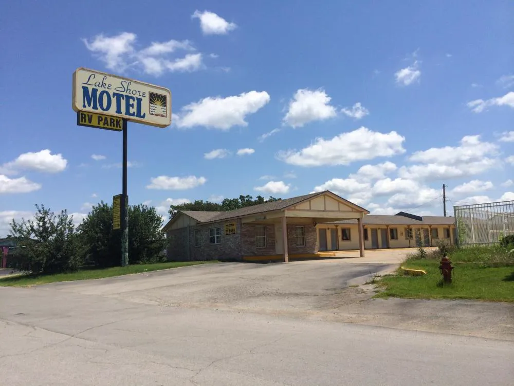 Lake Shore Motel hotel hero