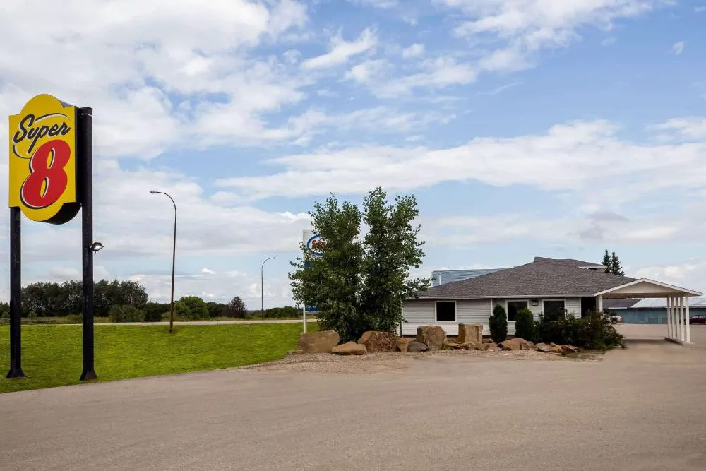 Super 8 by Wyndham Smoky Lake hotel hero