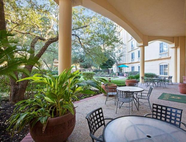 La Quinta Inn & Suites by Wyndham Houston Galleria hotel detail image 3
