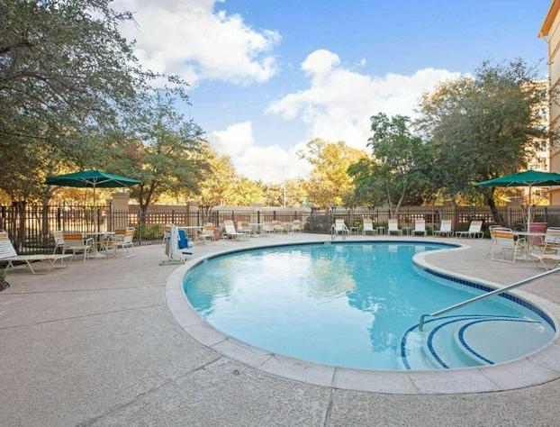 La Quinta Inn & Suites by Wyndham Houston Galleria hotel detail image 1