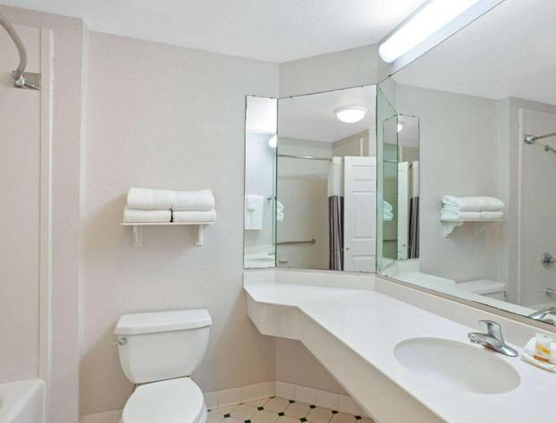 La Quinta Inn & Suites by Wyndham Houston Galleria hotel detail image 3