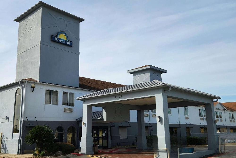 Days Inn & Suites by Wyndham Pasadena hotel hero
