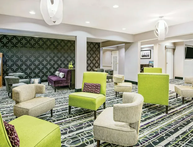 La Quinta Inn & Suites by Wyndham The Woodlands/Spring hotel detail image 3