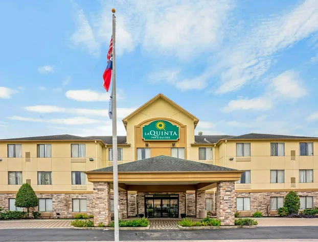 La Quinta Inn & Suites by Wyndham The Woodlands/Spring hotel detail image 1