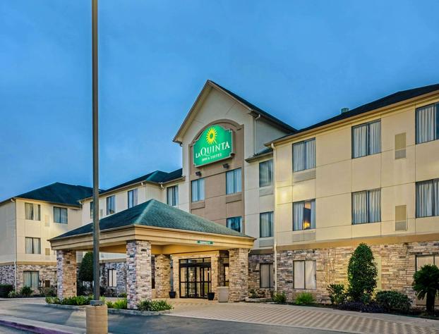 La Quinta Inn & Suites by Wyndham The Woodlands/Spring hotel detail image 1