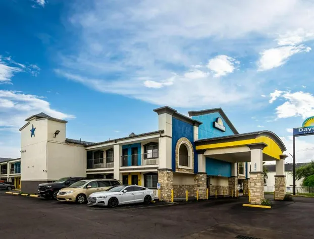 Days Inn by Wyndham Houston East hotel detail image 1