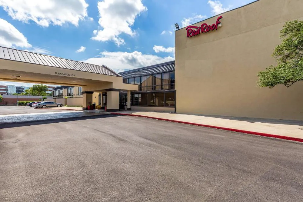 Red Roof Inn PLUS+ & Suites Houston - IAH Airport SW hotel hero