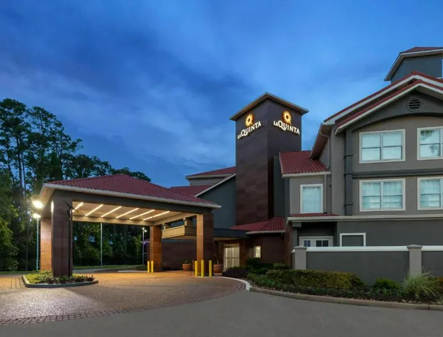 La Quinta Inn & Suites by Wyndham Houston Bush IAH South hotel detail image 1