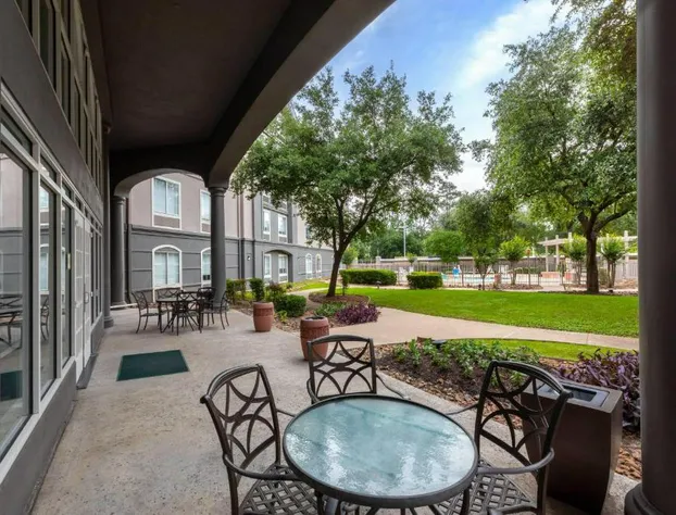 La Quinta Inn & Suites by Wyndham Houston Bush IAH South hotel detail image 3