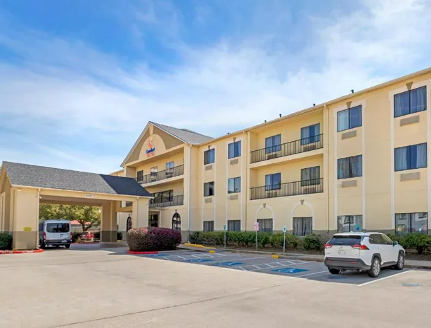 Comfort Suites Bush Intercontinental Airport hotel detail image 1