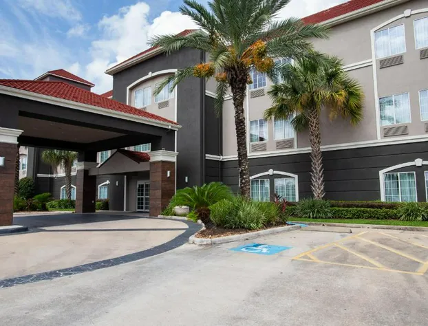 La Quinta Inn & Suites by Wyndham Houston East at Normandy hotel detail image 2