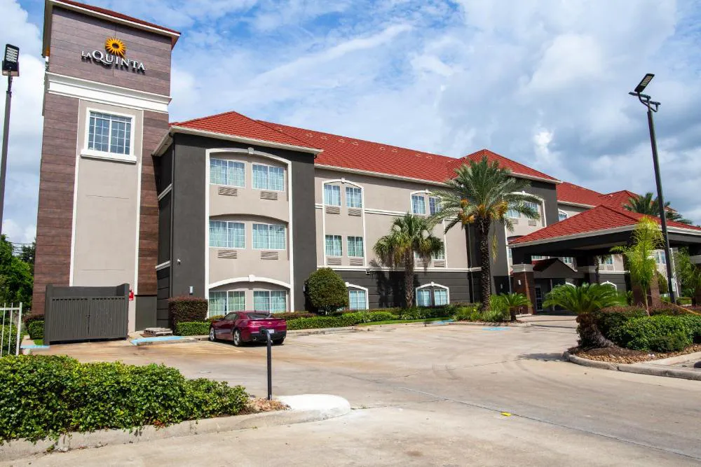 La Quinta Inn & Suites by Wyndham Houston East at Normandy hotel hero