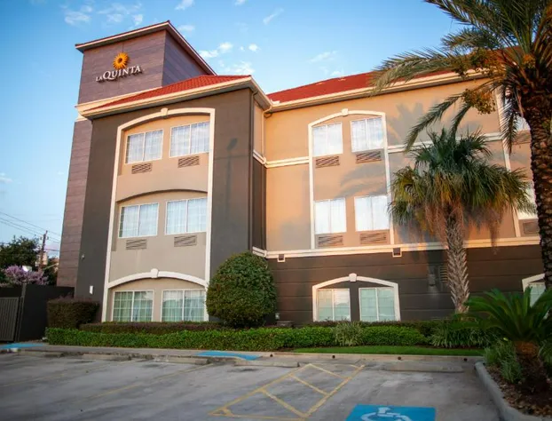 La Quinta Inn & Suites by Wyndham Houston East at Normandy hotel detail image 1