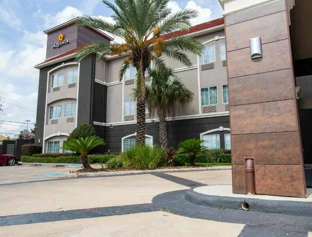 La Quinta Inn & Suites by Wyndham Houston East at Normandy hotel detail image 3