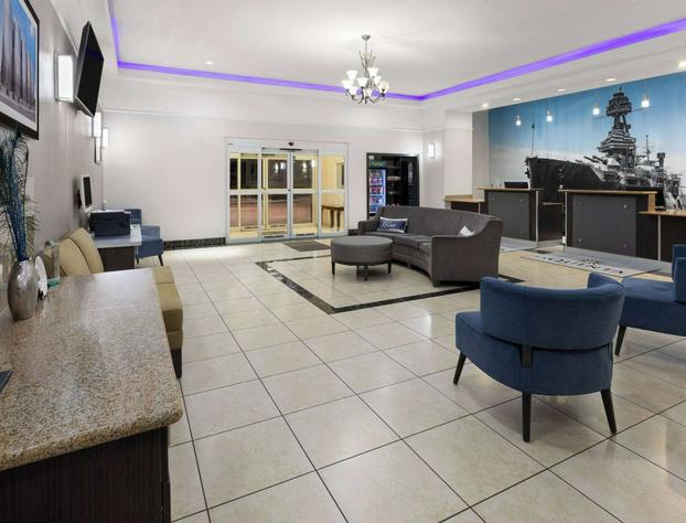 La Quinta Inn & Suites by Wyndham Deer Park hotel detail image 4