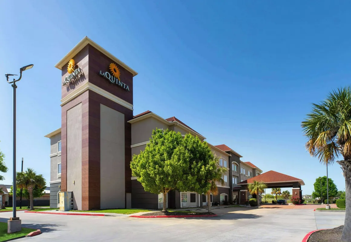La Quinta Inn & Suites by Wyndham Deer Park hotel hero