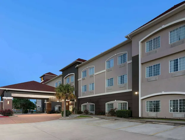 La Quinta Inn & Suites by Wyndham Deer Park hotel detail image 1