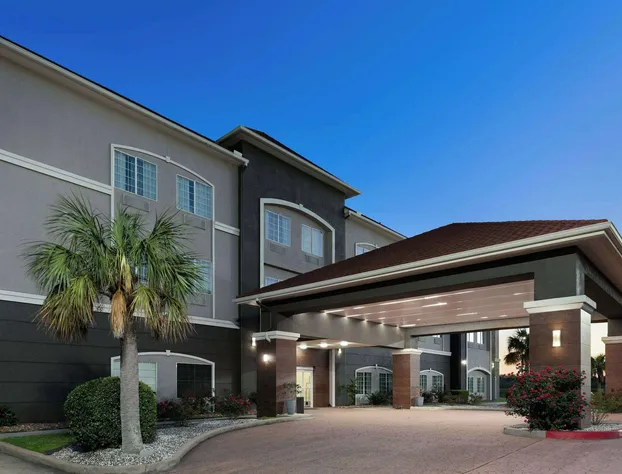 La Quinta Inn & Suites by Wyndham Deer Park hotel detail image 2