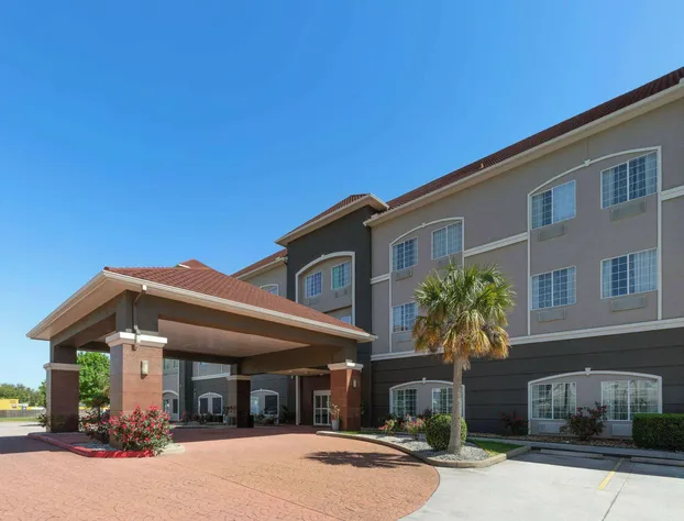 La Quinta Inn & Suites by Wyndham Deer Park hotel detail image 3