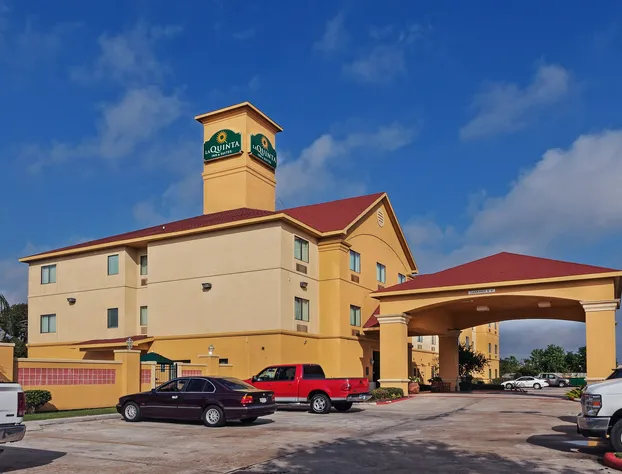 La Quinta Inn & Suites by Wyndham Pasadena hotel detail image 1