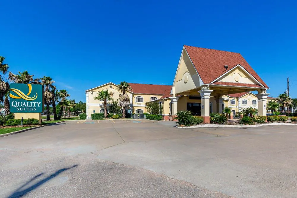 Quality Suites North hotel hero