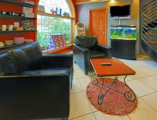 Econo Lodge At The Falls North hotel detail image 4