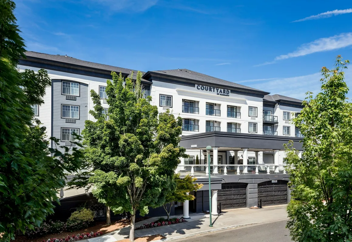 Courtyard by Marriott Portland North hotel hero
