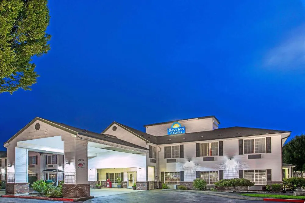 Days Inn & Suites by Wyndham Gresham hotel hero
