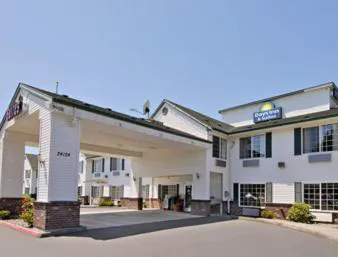 Days Inn & Suites by Wyndham Gresham hotel detail image 1