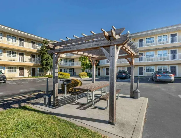 Extended Stay America Select Suites - St. Louis - Westport - E Lackland Rd hotel detail image 3