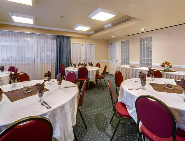 Monte Carlo Inn Oakville Suites hotel detail image 2