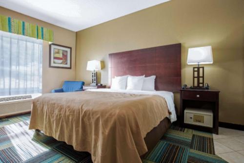 Quality Inn & Suites Arnold hotel detail image 3