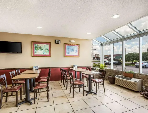 Econo Lodge Inn & Suites Fairview Heights - St. Louis hotel detail image 4