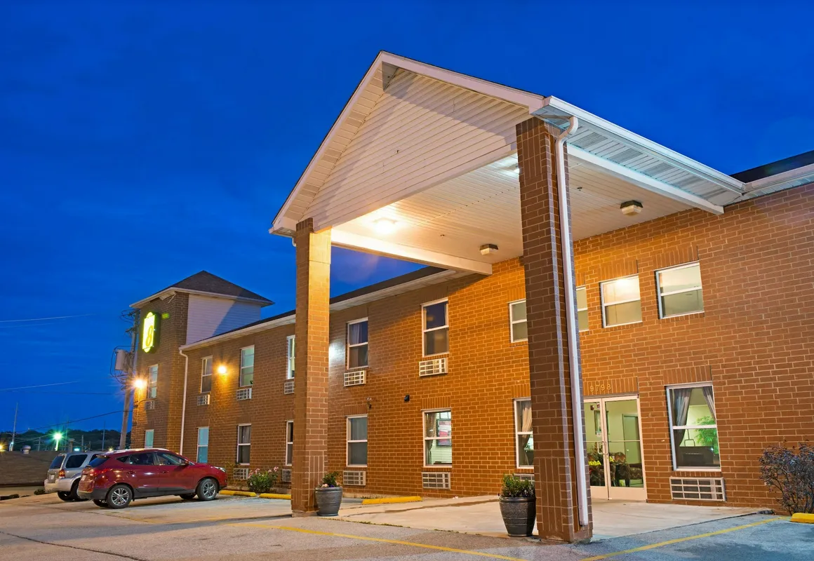 Super 8 by Wyndham St. Louis Airport hotel hero