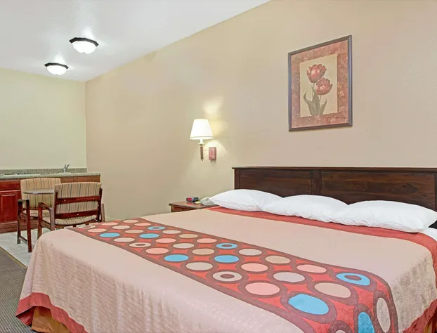 Super 8 by Wyndham St. Louis Airport hotel detail image 4