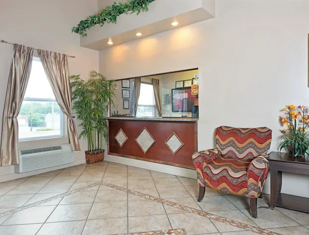 Super 8 by Wyndham St. Louis Airport hotel detail image 2