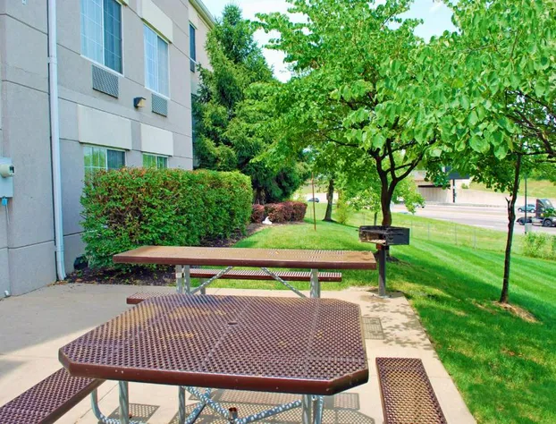 Extended Stay America Select Suites - St. Louis - Airport - Central hotel detail image 3