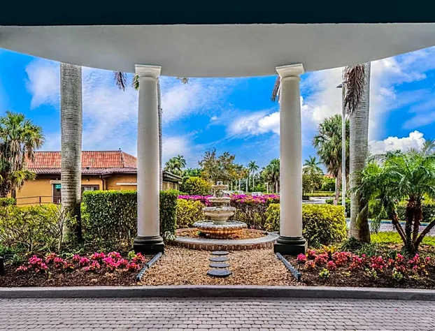 La Quinta Inn & Suites by Wyndham Naples Downtown hotel detail image 1