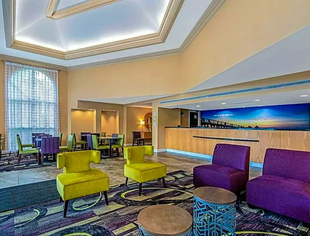 La Quinta Inn & Suites by Wyndham Naples Downtown hotel detail image 4